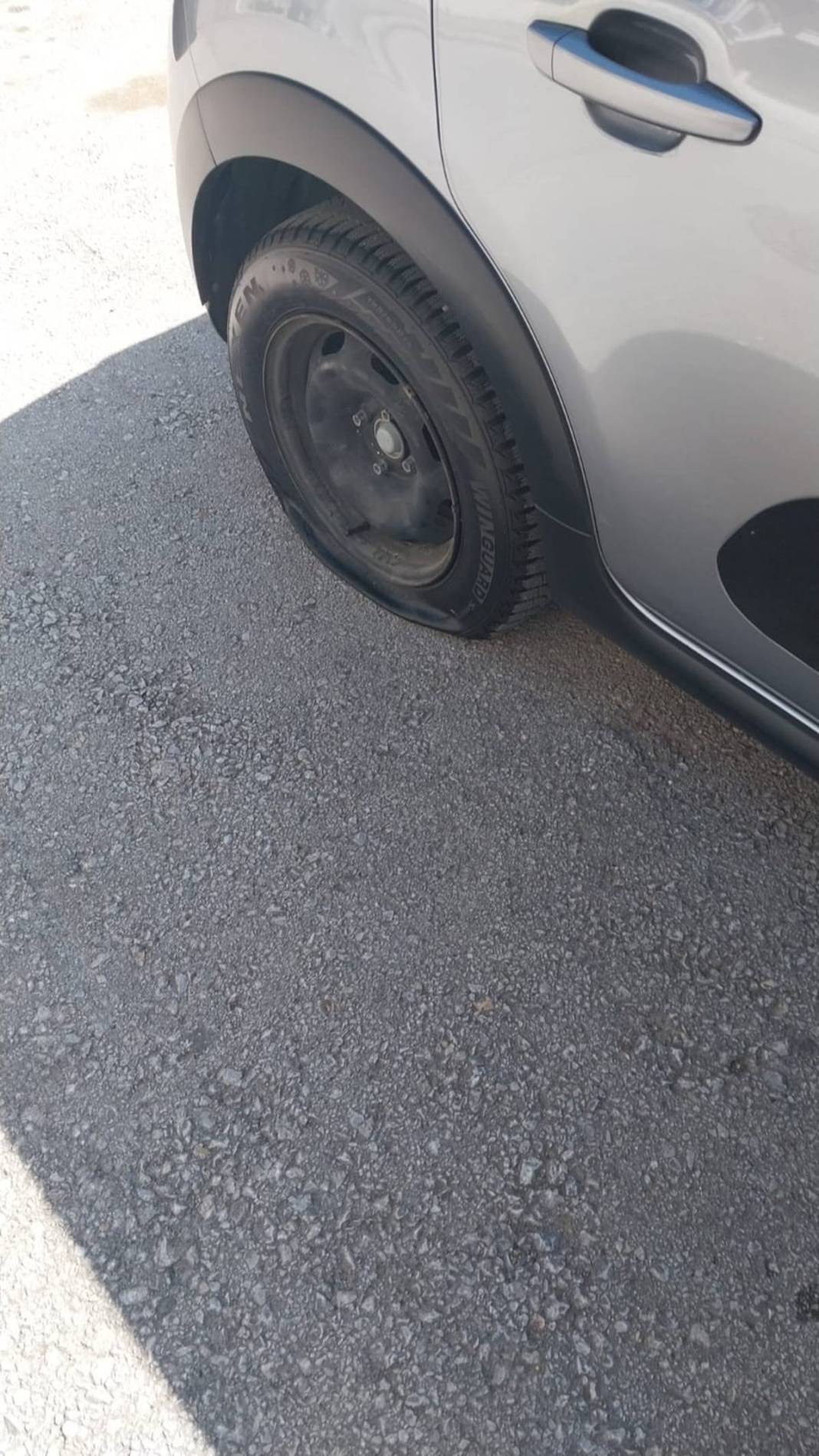 Onlarca aracın lastiğini fütursuzca kesip yoluna devam etti! O ilçede lastikçiler fazla mesai yaptı 11